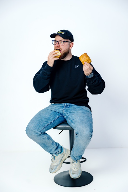 Rubin Koot neemt een hap van een broodje