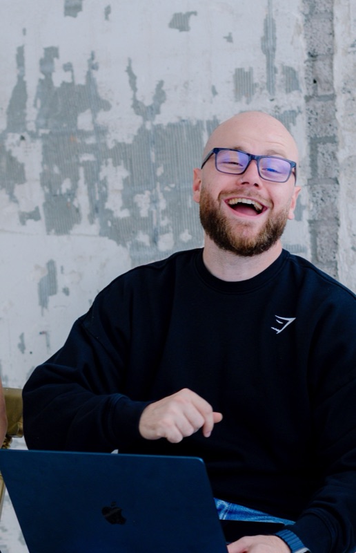 Rubin Koot lacht hardop achter zijn laptop