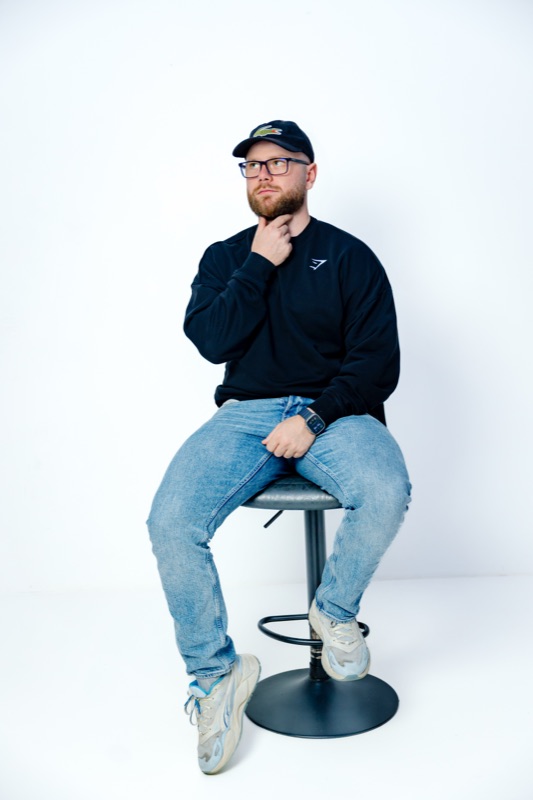 Rubin Koot met zijn hand aan zijn kin, peinzend
