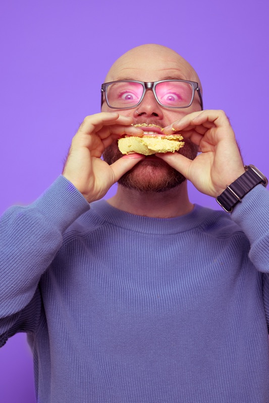 Rubin Koot neemt met grote ogen een flinke hap van een gebakje