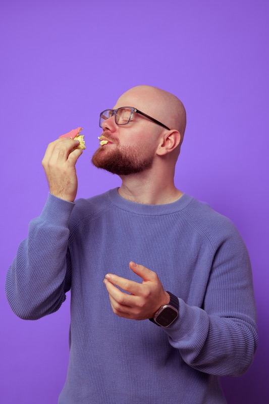 Rubin Koot proeft met gesloten ogen van een gebakje